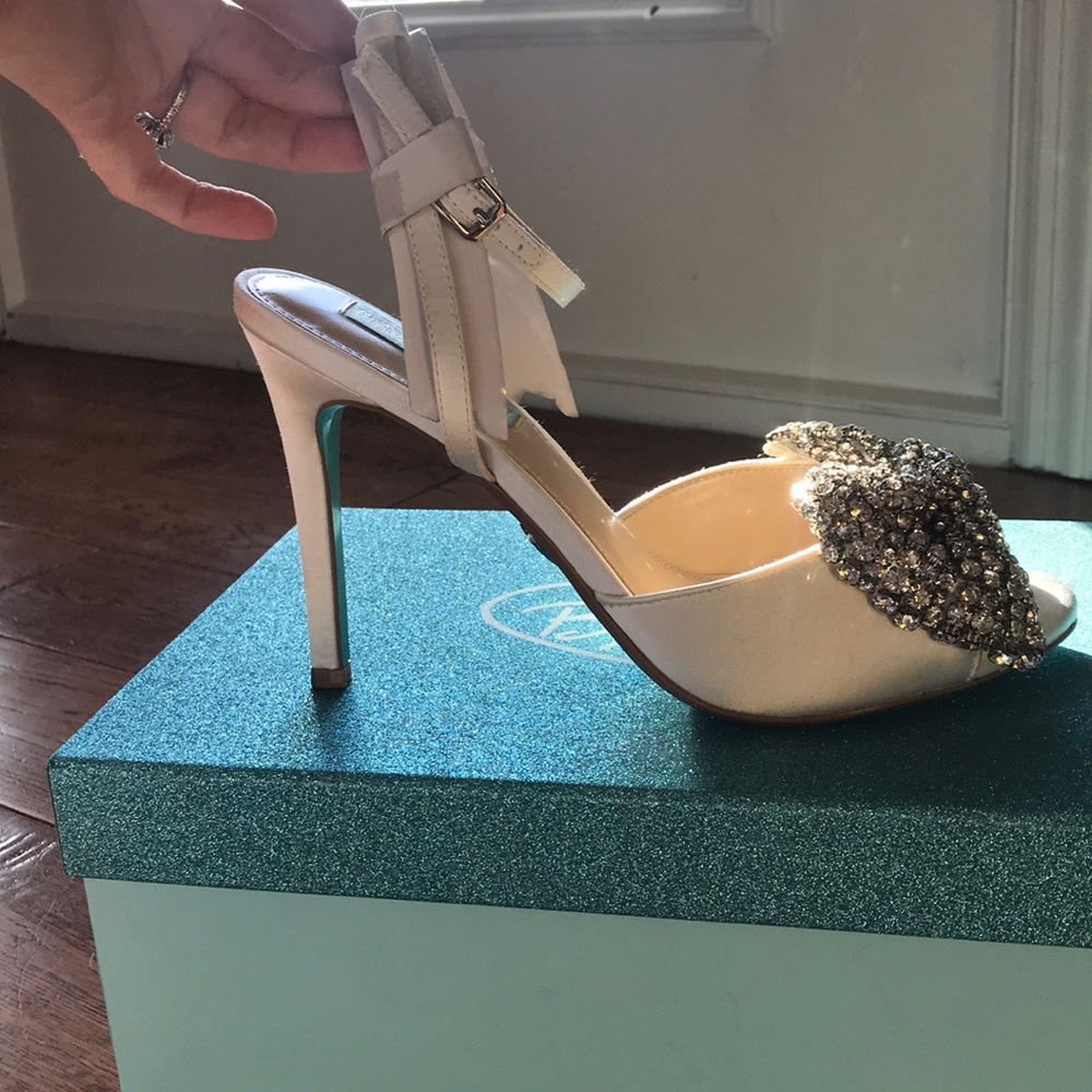Blue by Betsey Johnson Ivory Heidi Heels size 8